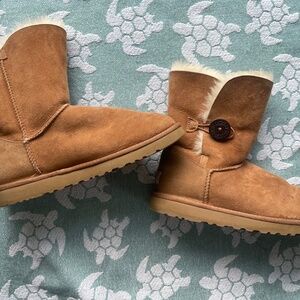 UGG women’s Bailey button boot size 8